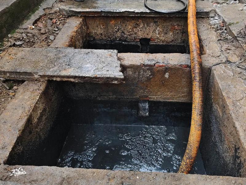 瑞金路清理化粪池